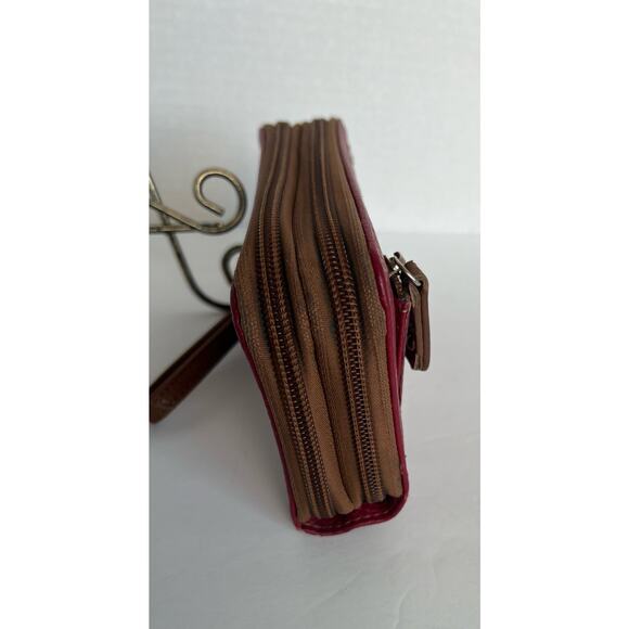 Stone Mountain Women's Large Cornwall Red Leather Wristlet Wallet - Picture 3 of 9